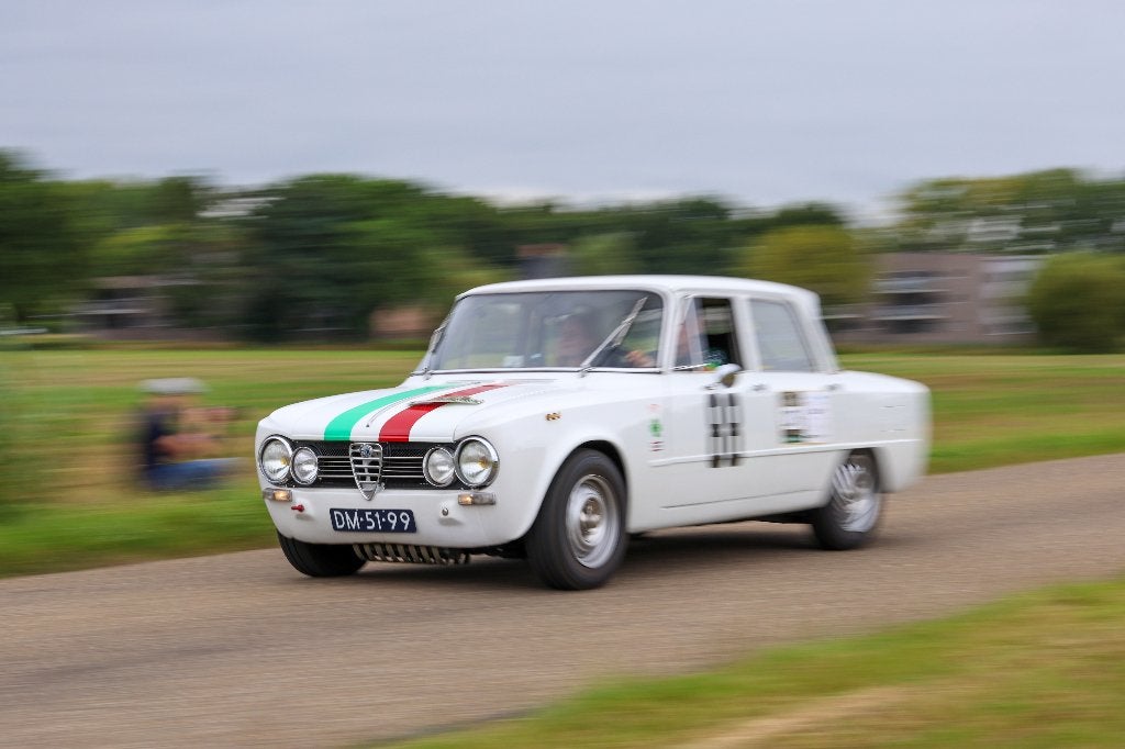 Giulia 1300 (met 1750 motor) en rallyklaar, Achterwielaandrijving, Zwart, 4 cilinders, 4 stoelen