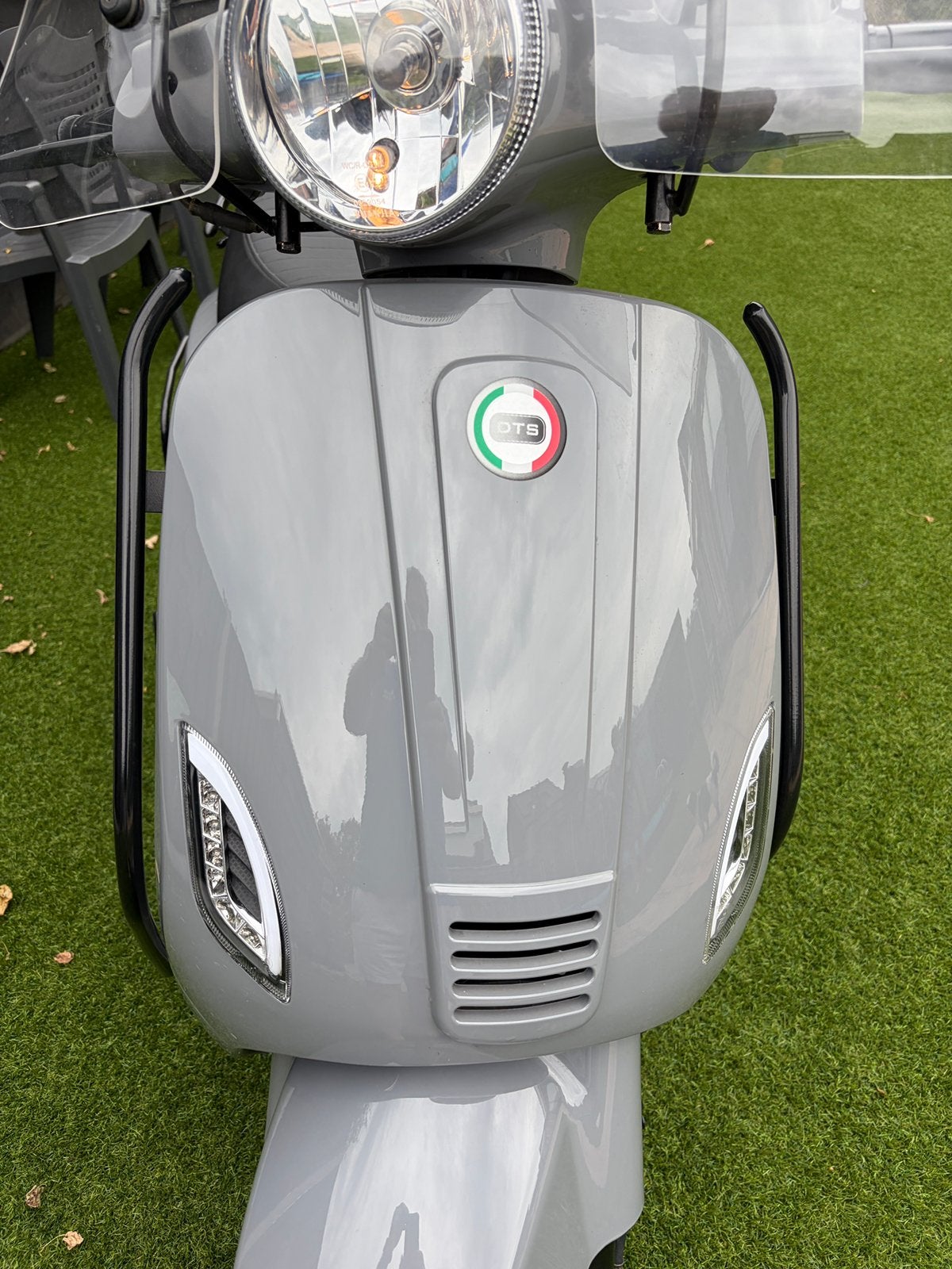 Foto 3 van DTS Milano limited editie scooter 2021 grijs ) + 2 helmen