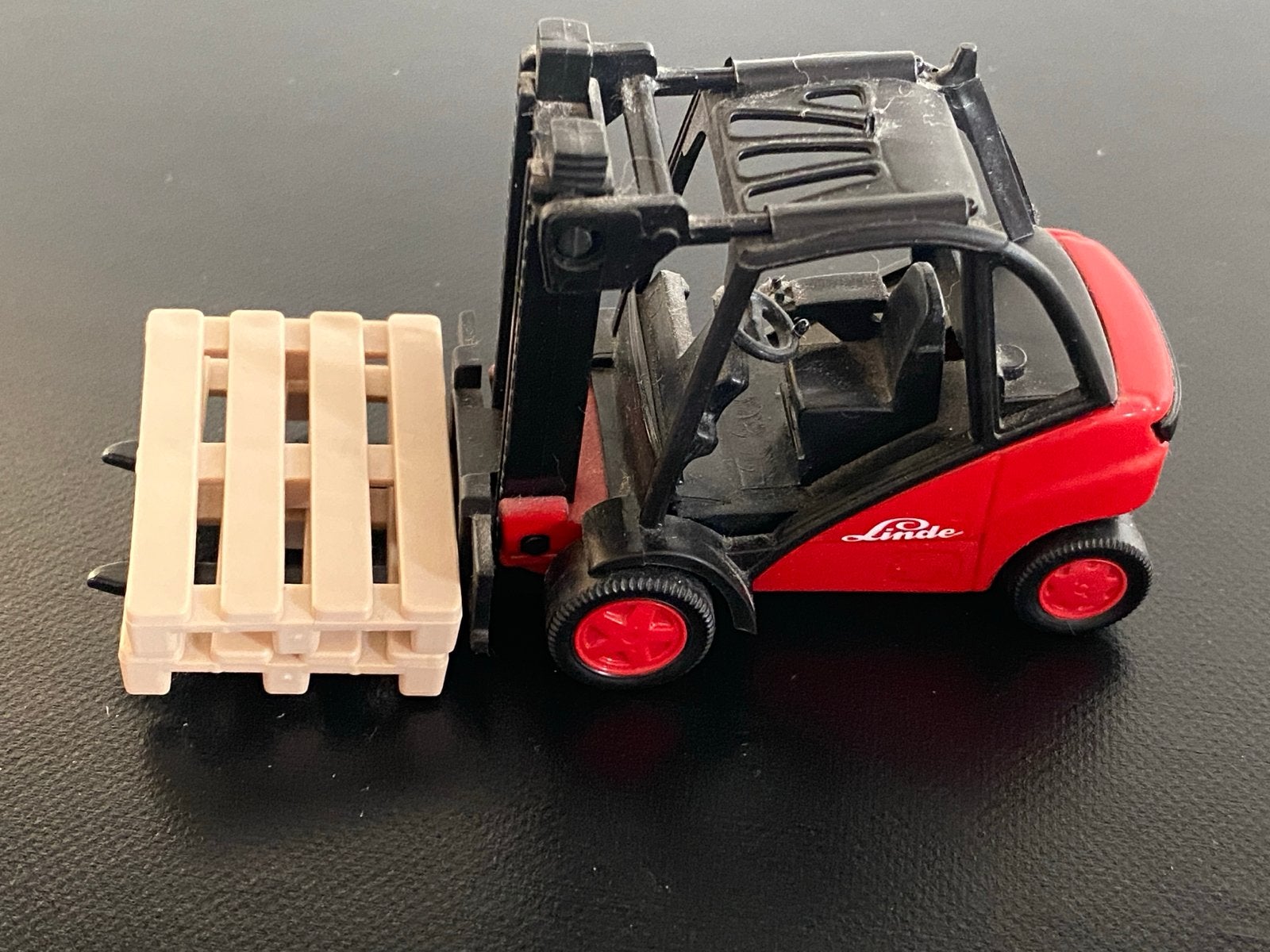 Siku Linde Heftruck 1722 met Pallet - Made in Germany, Ophalen of Verzenden, Zo goed als nieuw, Groter dan 1:32, Overige merken