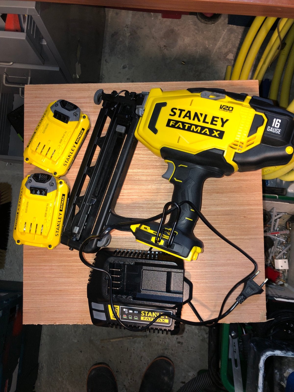 Stanley Fatmax V20 16 Gauge Spijkerpist met Accu's en Lad, Ophalen, Nieuw