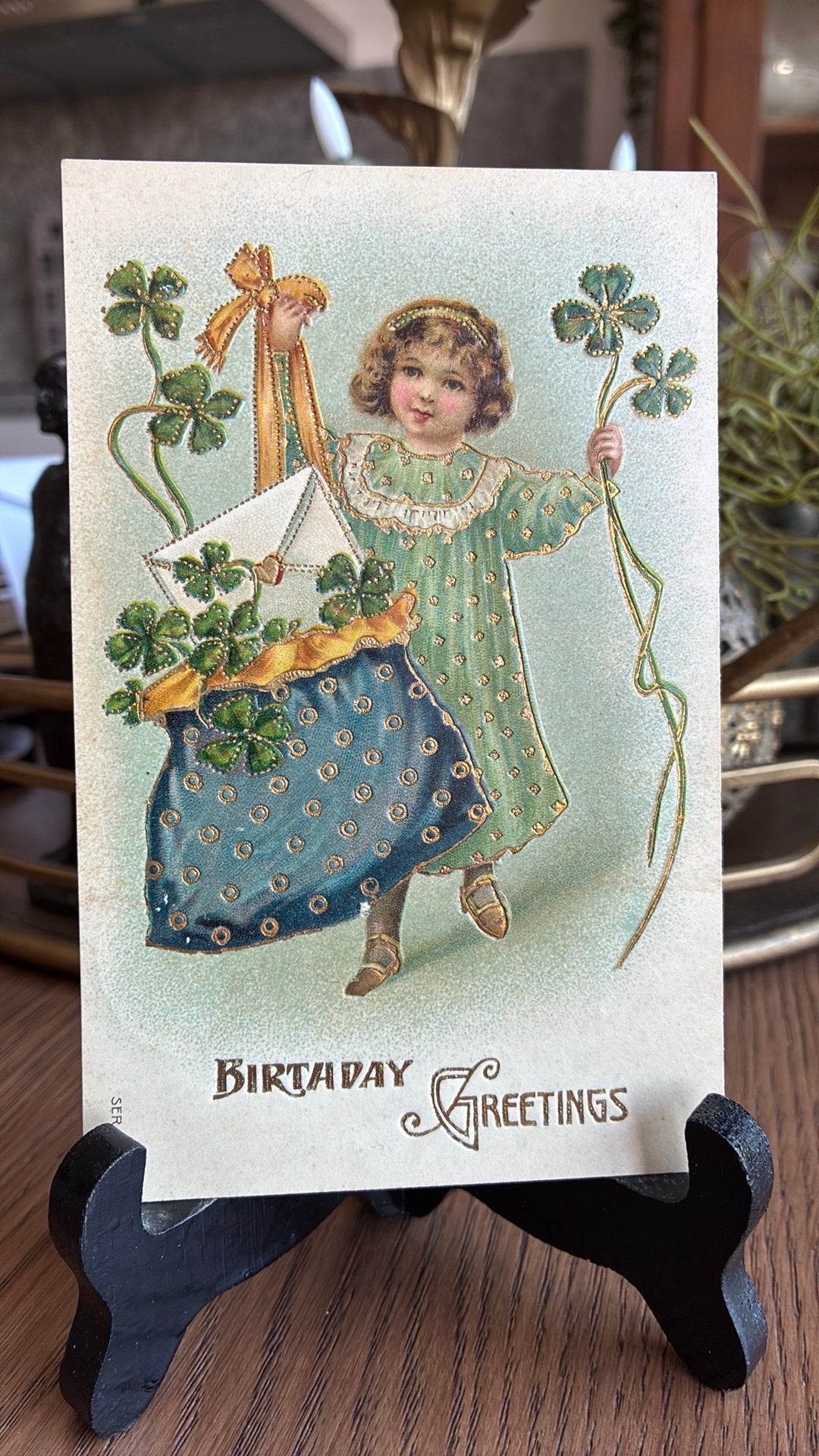 Felicitatie. Meisje,grote tas,envelop,klaver,goudopdruk, Ophalen of Verzenden, Voor 1920, Gelopen, Kinderen