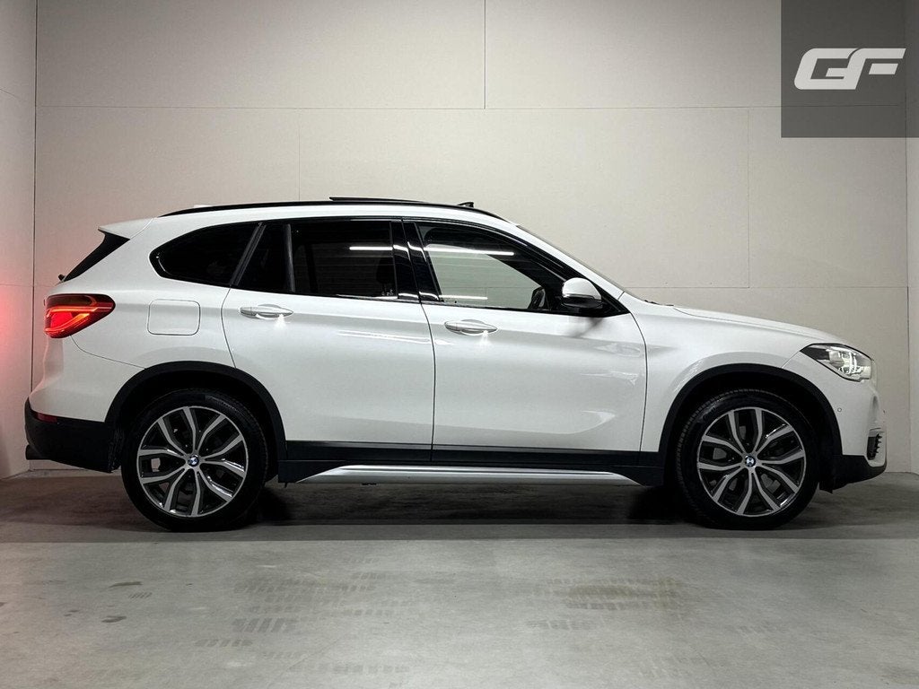 BMW X1 sDrive20i Sport Pano Leer H/K HUD Sfeerverl NAP, 1998 cc, Met garantie (alle), Automatische klimaatregeling, Wit
