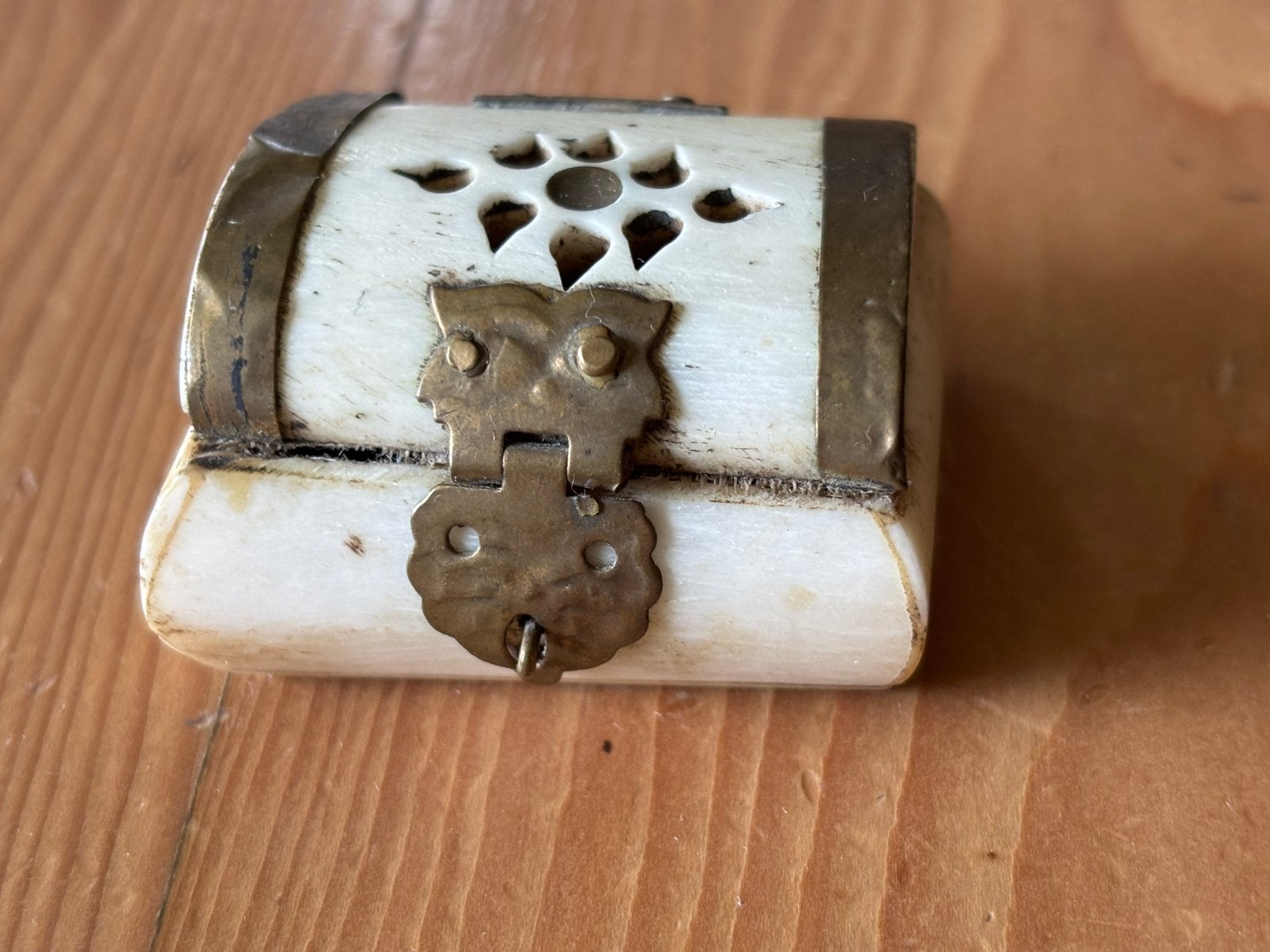 Snuisterijendoosje kamelenbot en messing, Ophalen of Verzenden