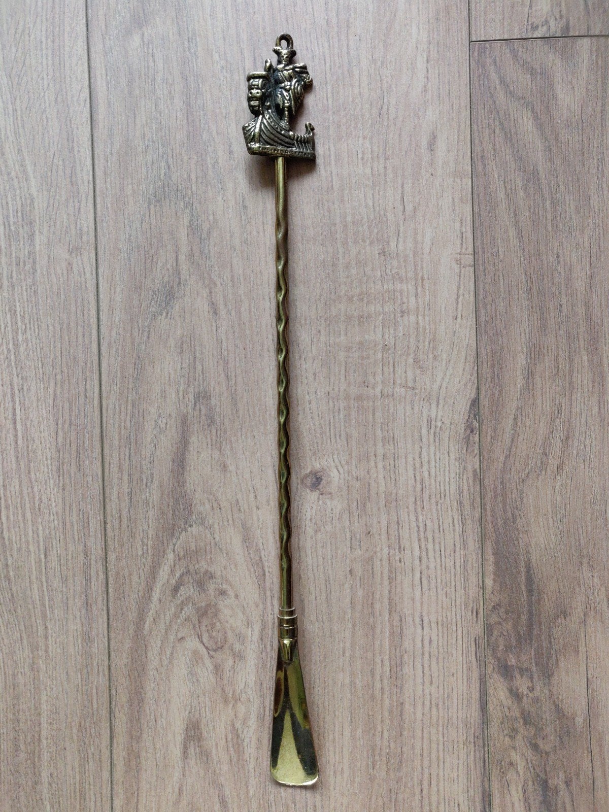 Vintage messing schoenlepel met Viking/Noorman decoratie, Antiek en Kunst, Ophalen of Verzenden