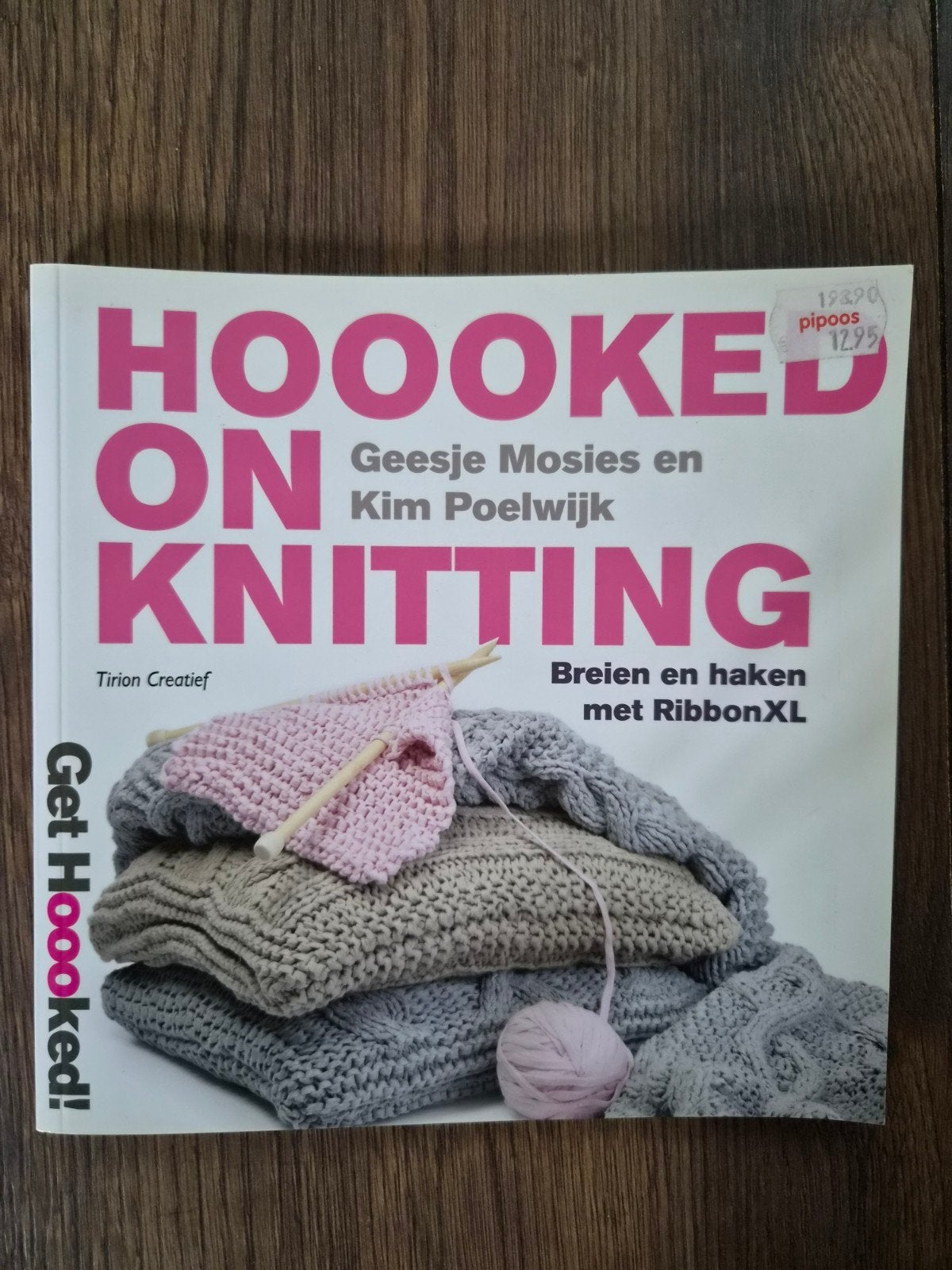 Kim Poelwijk - Hoooked on knitting - RibbonXL, Breien en Haken, Ophalen of Verzenden, Zo goed als nieuw, Kim Poelwijk; Geesje Mosies