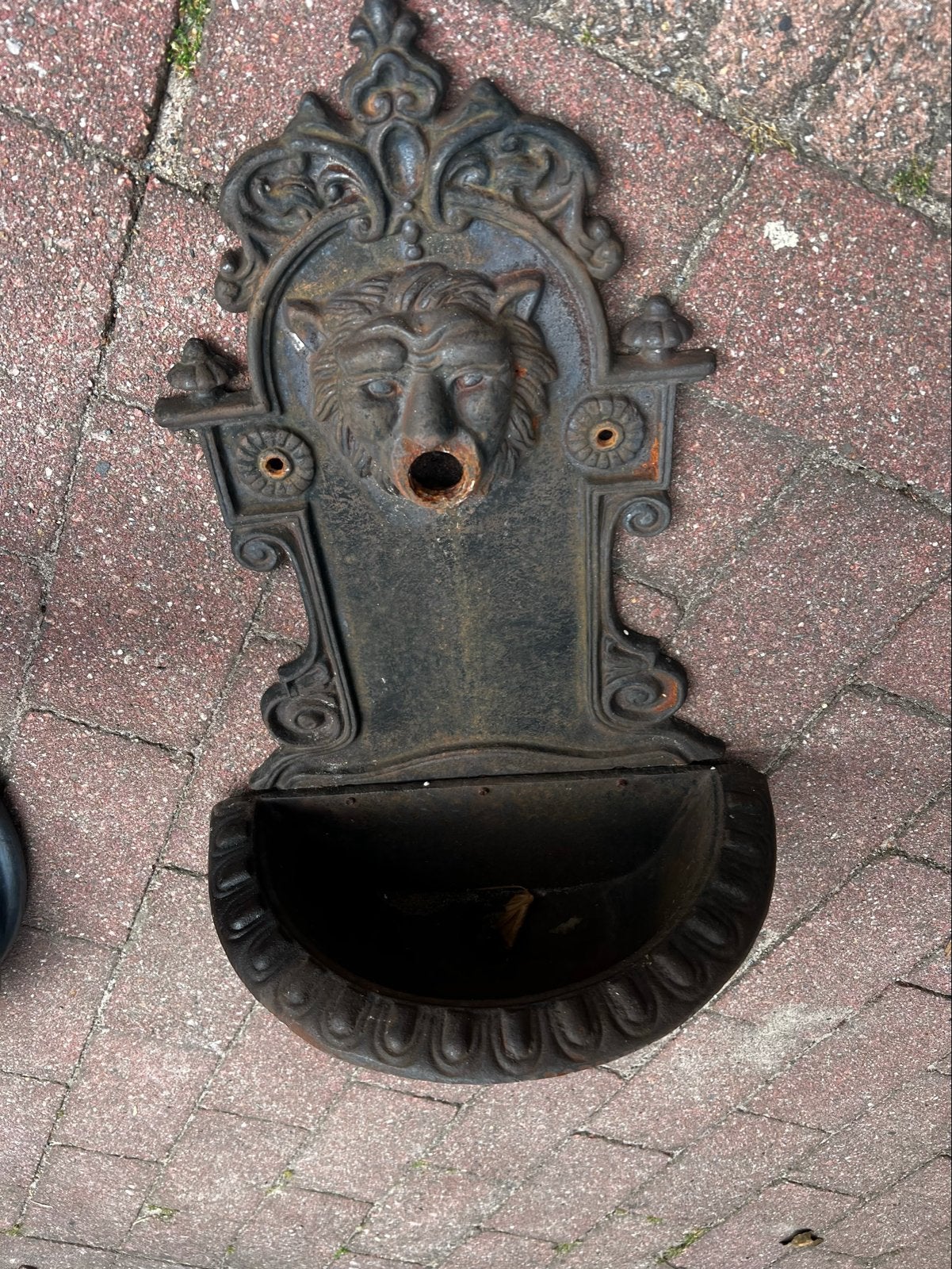 Antieke gietijzeren wandfontein met leeuwenkop, 56 cm, Tuin en Terras, Ophalen, Gebruikt, Metaal, Overige typen