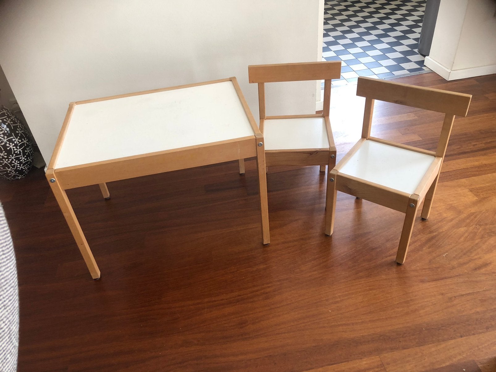 Kindertafeltje met 2 stoeltjes, Ophalen, Gebruikt