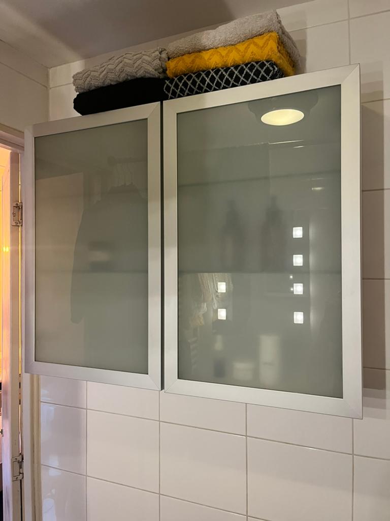 Badkamer kastjes, met glazen plankjes! ( gratis spiegel), Ophalen, Zo goed als nieuw