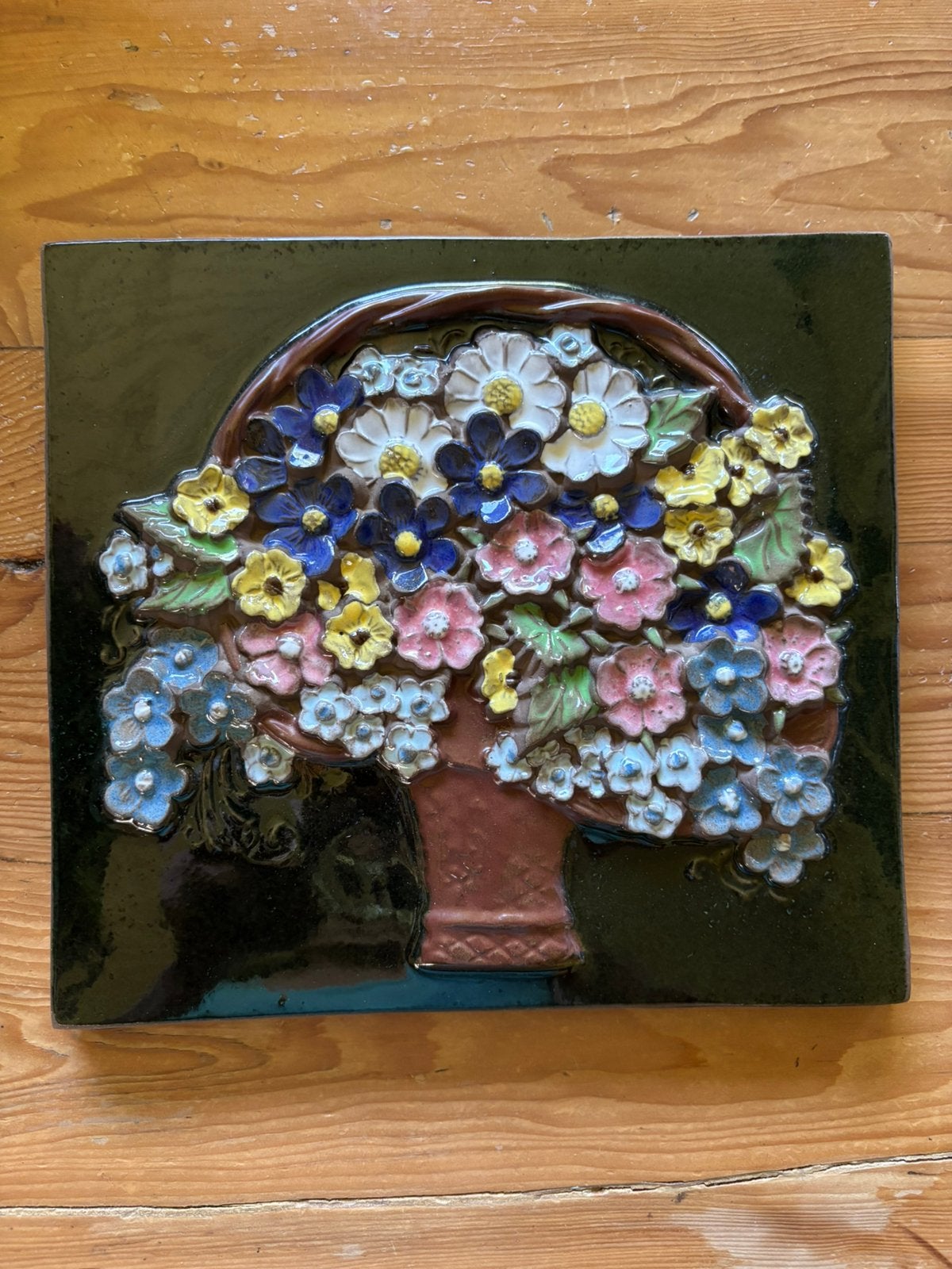 Keramisch wandbord Jie Gantofta - mand met bloemen, Antiek en Kunst, Ophalen of Verzenden