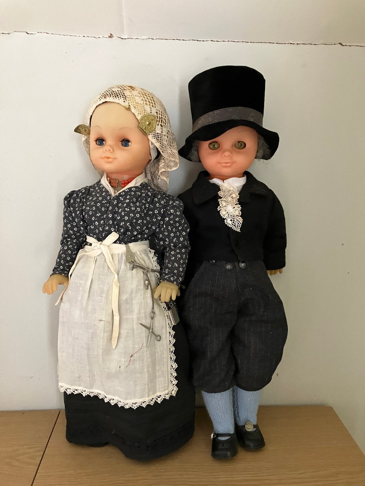 Vintage poppenpaar in traditionele klederdracht, Verzamelen, Poppen, Ophalen, Gebruikt, Pop
