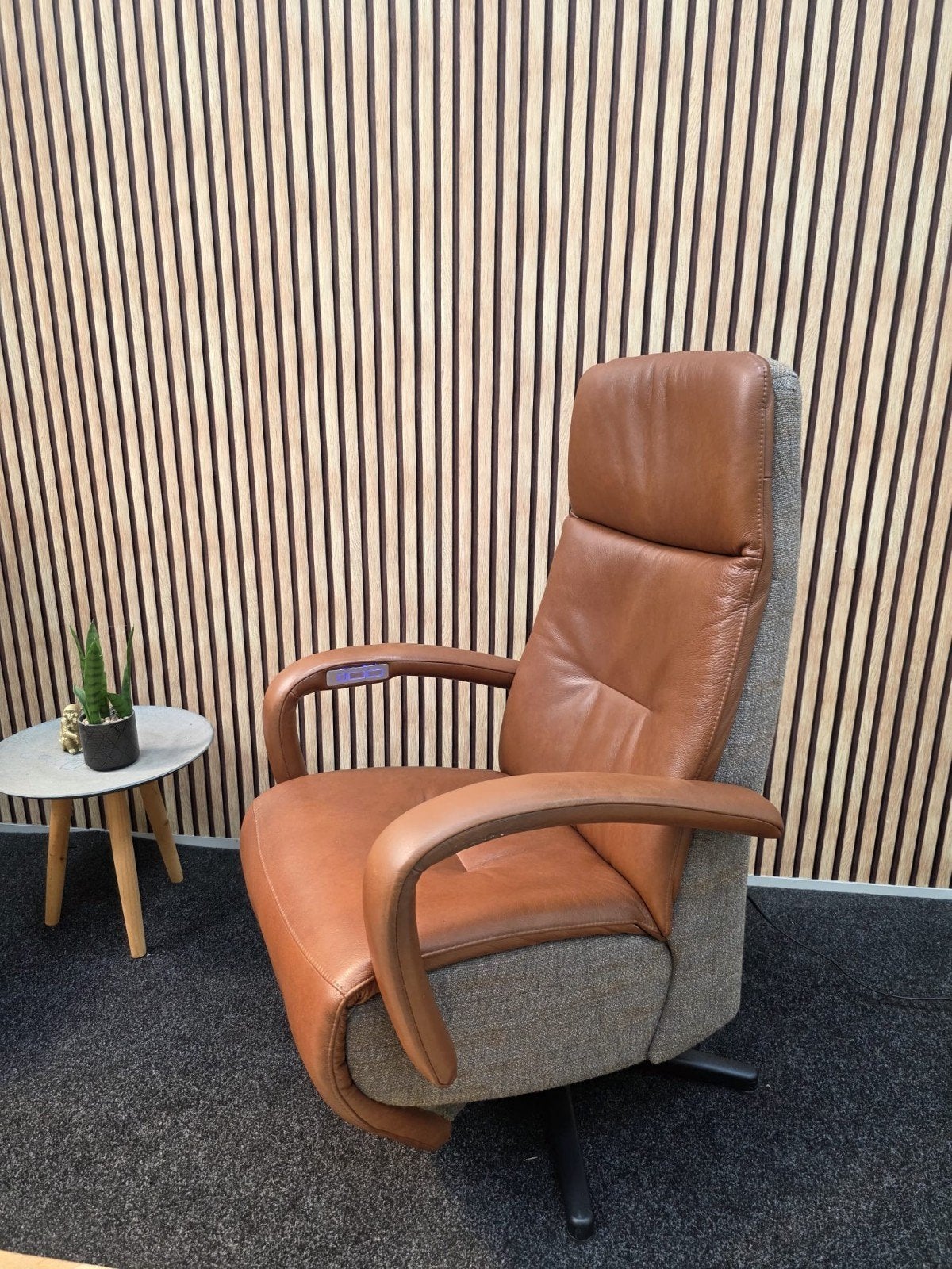 DatZit Relaxfauteuil- Sta op functie - Leder - Cognac, Huis en Inrichting, Ophalen of Verzenden, 75 tot 100 cm, Stof, 50 tot 75 cm