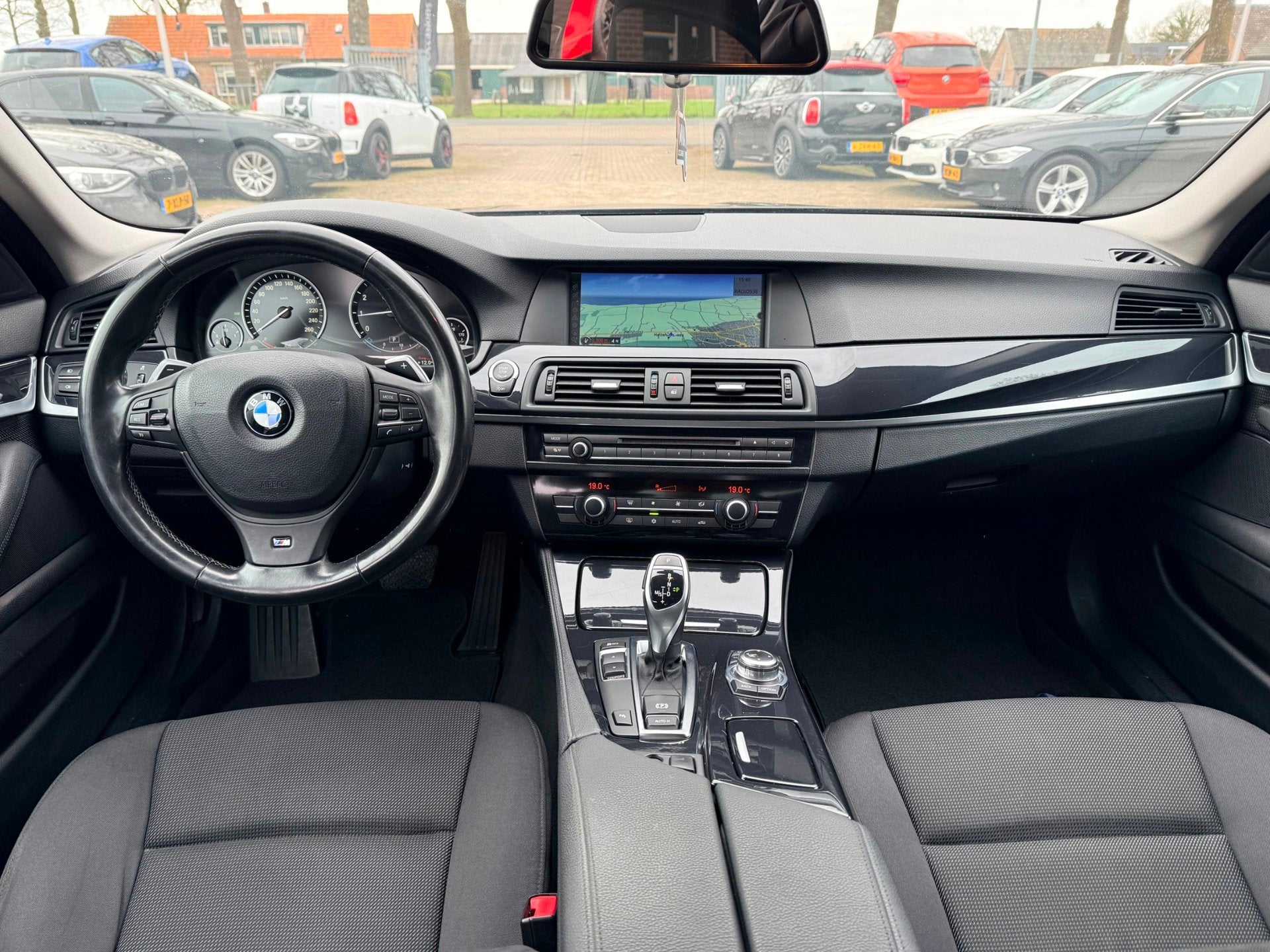 BMW 5-serie 520i Executive|Nieuwe Ketting|Trekhaak|Navigatie, Auto's, Automaat, Euro 5, Gebruikt, Zwart