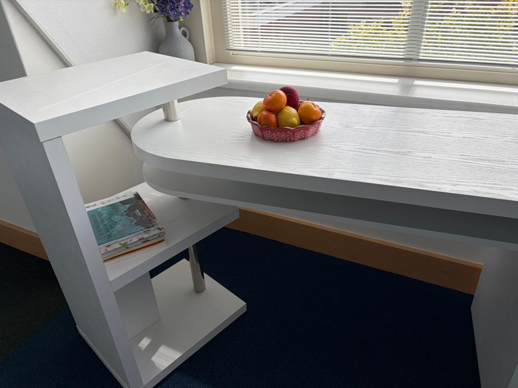 Tafel of bureau Wit , met draaibare hoek, Ophalen, 50 tot 100 cm, Zo goed als nieuw, Minder dan 50 cm