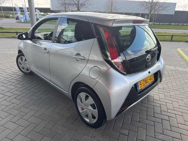 Toyota Aygo 1.0 VVT-i X-PLAY AUTOMAAT + AIRCO/CAMERA/PDC 67., Euro 5, Stof, Gebruikt, 4 stoelen