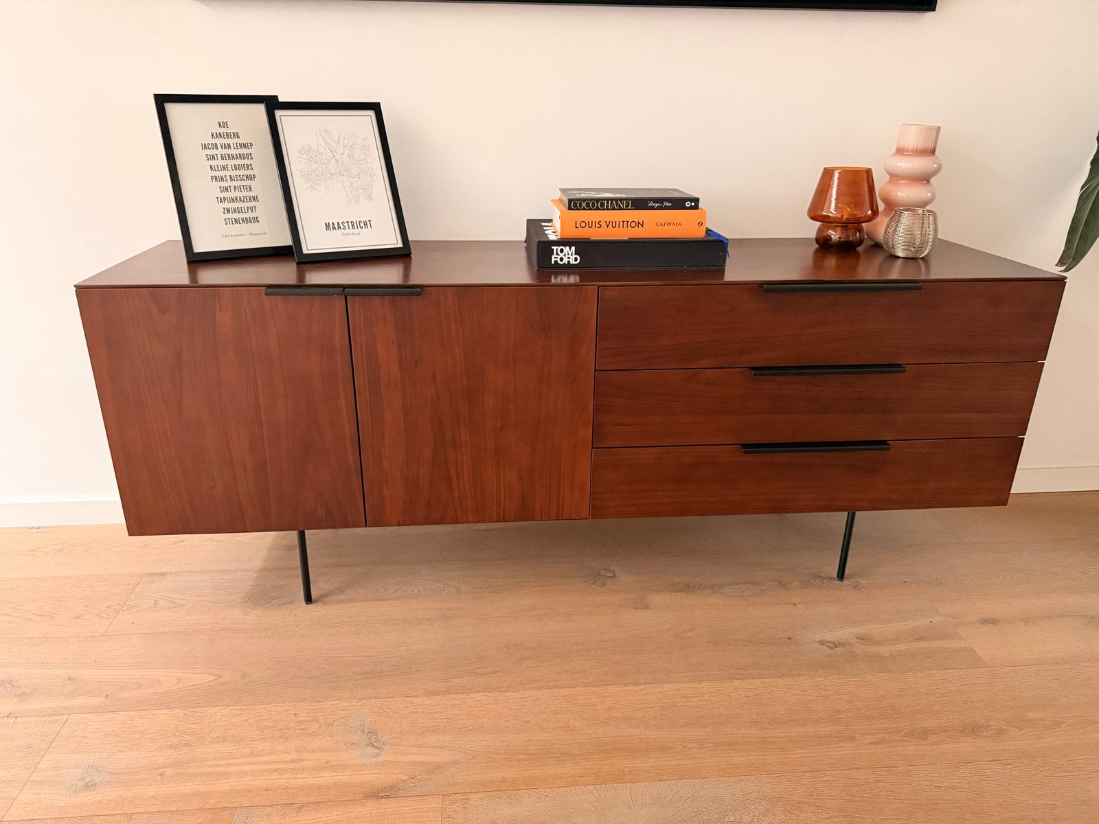 Dressoir Travis walnoot van Zuiver, Huis en Inrichting, Ophalen, Gebruikt, 150 tot 200 cm, Met lade(s)