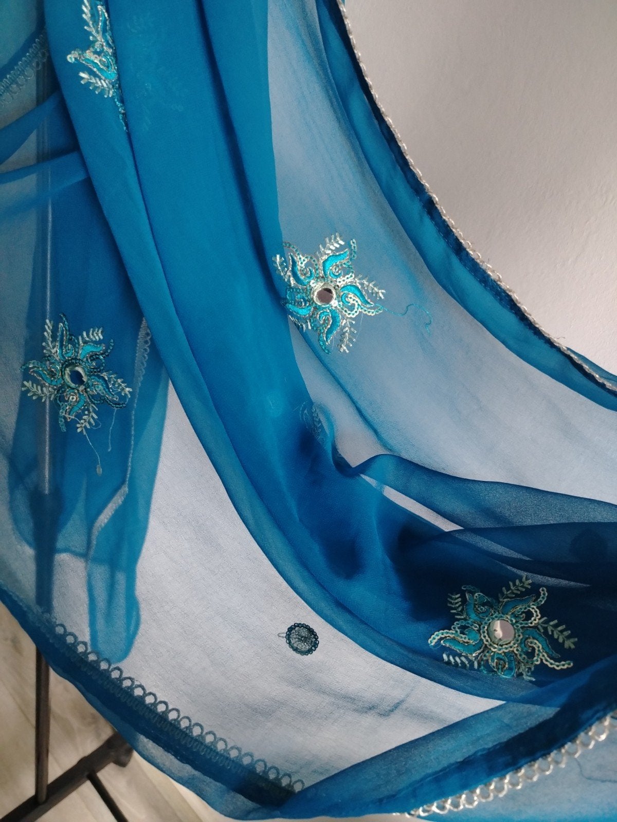 Prachtige blauwe sari met borduursels, Onbekend, Ophalen of Verzenden, Zo goed als nieuw