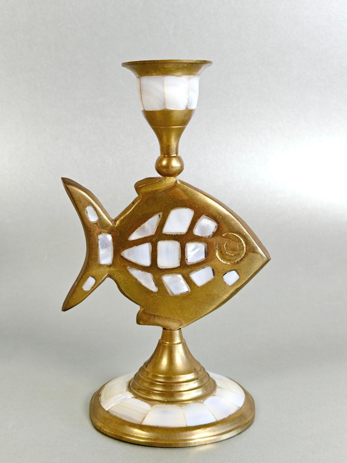 Kandelaar. Vis, messing ingelegd met parelmoer schelp, Ophalen of Verzenden