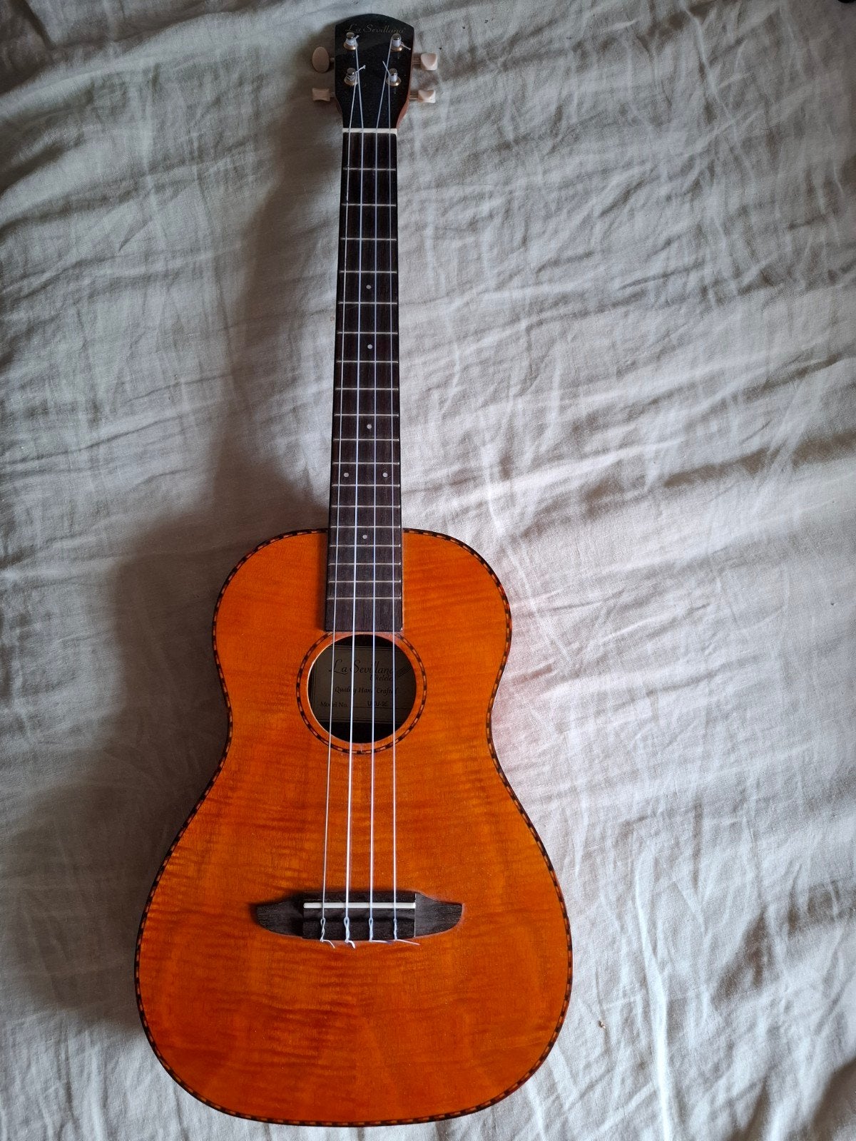 Bariton Ukulele La Seviliana, Ophalen of Verzenden, Zo goed als nieuw, Overige typen, Met (piezo-)element