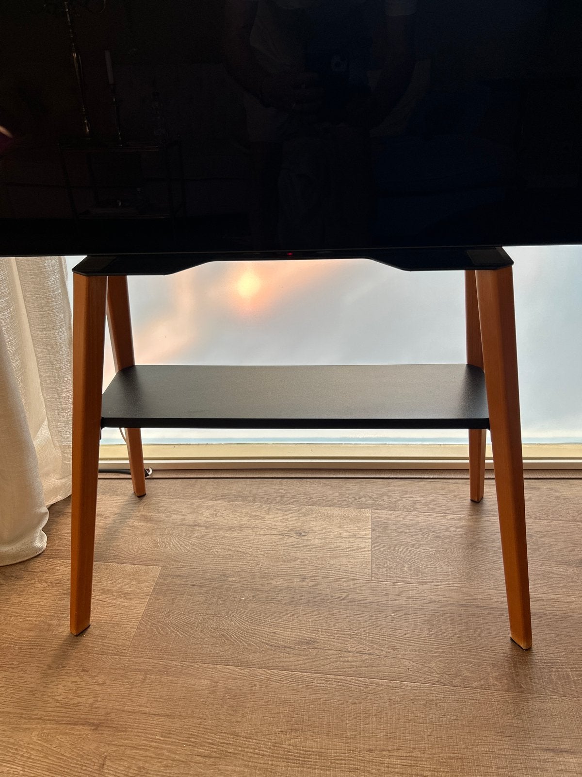 TV-standaard met houten poten en plank, Ophalen, Zo goed als nieuw