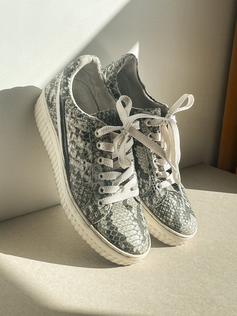 Shoecolate echt leren langenleren sneakers wit grijs 39, Shoecolate, Wit, Ophalen of Verzenden, Sneakers of Gympen