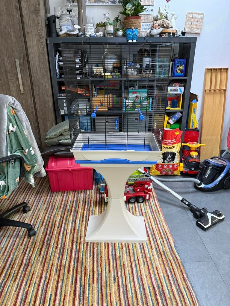 Tekoop vogelkooi op standaard, Dieren en Toebehoren, Vogels | Hokken en Kooien, Ophalen, Gebruikt, Kunststof, Vogelkooi