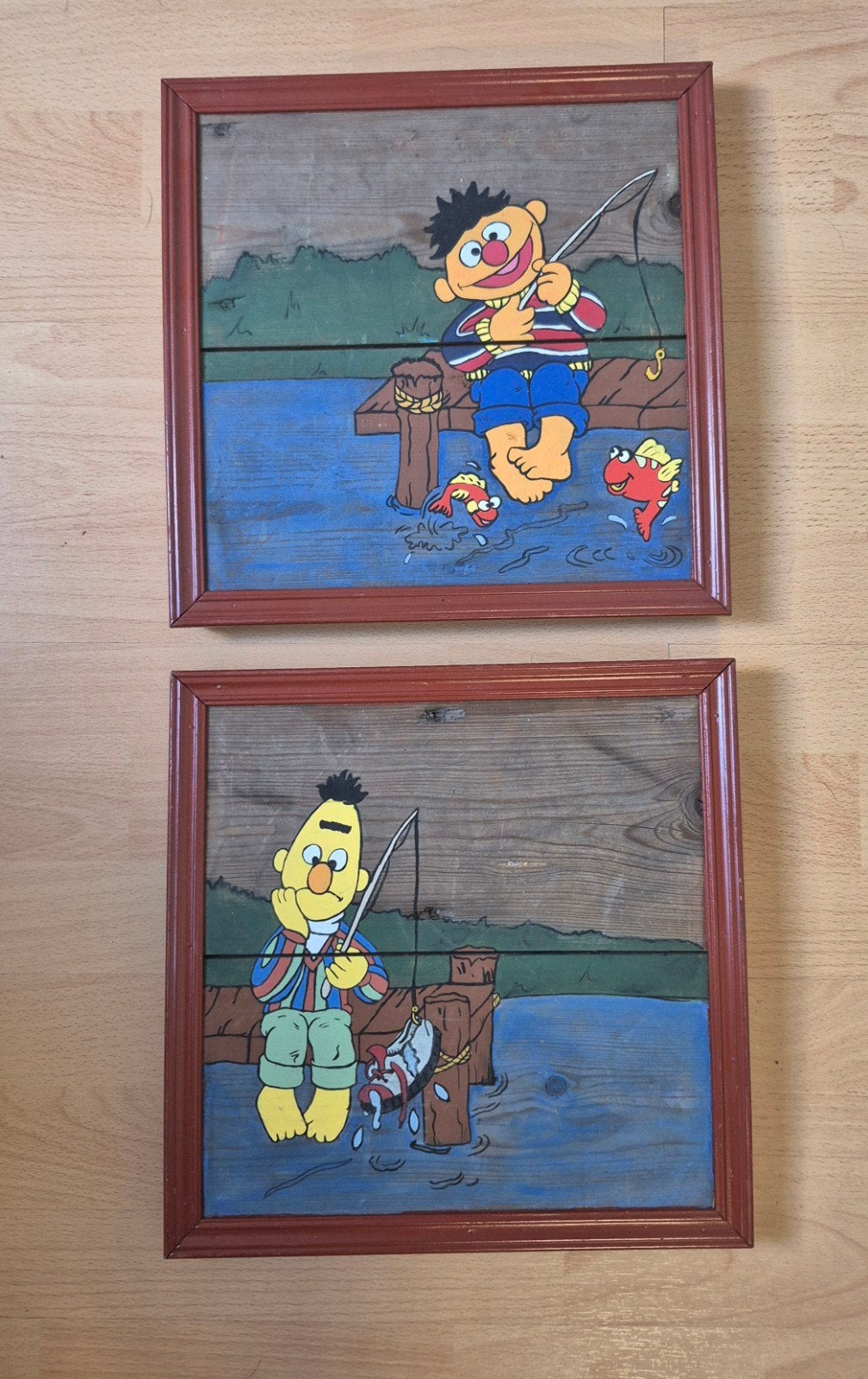Set van 2 Sesamstraat schilderijen: Bert en Ernie vissen, Minder dan 50 cm, Gebruikt, Ophalen of Verzenden, Schilderij