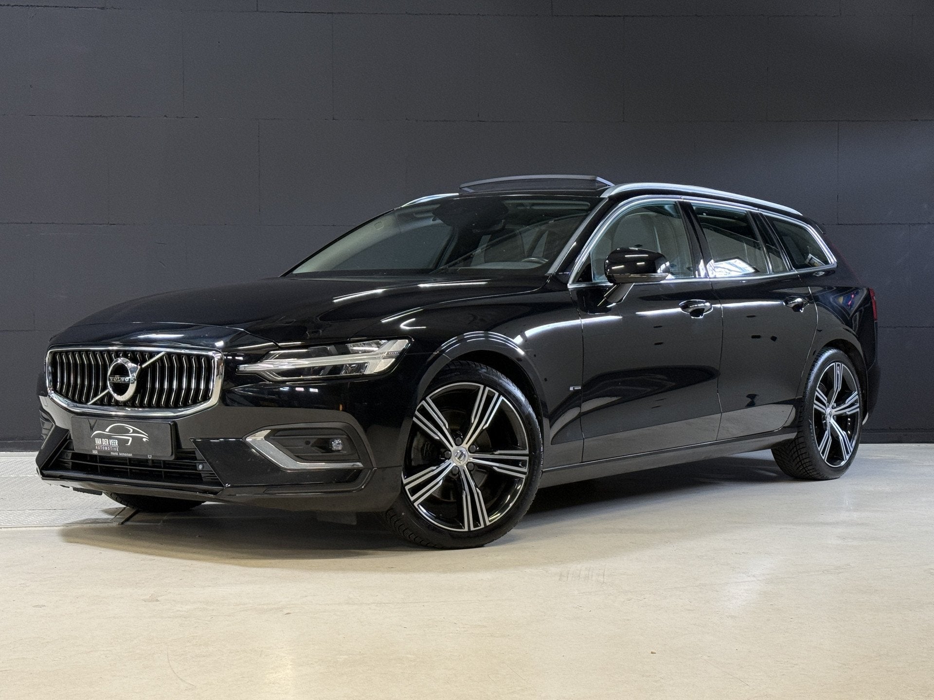 Volvo V60 2.0 B3 R-Design | Trekhaak | Panoramadak | Apple C, Auto's, 4 cilinders, 1969 cc, Zwart, 165 pk