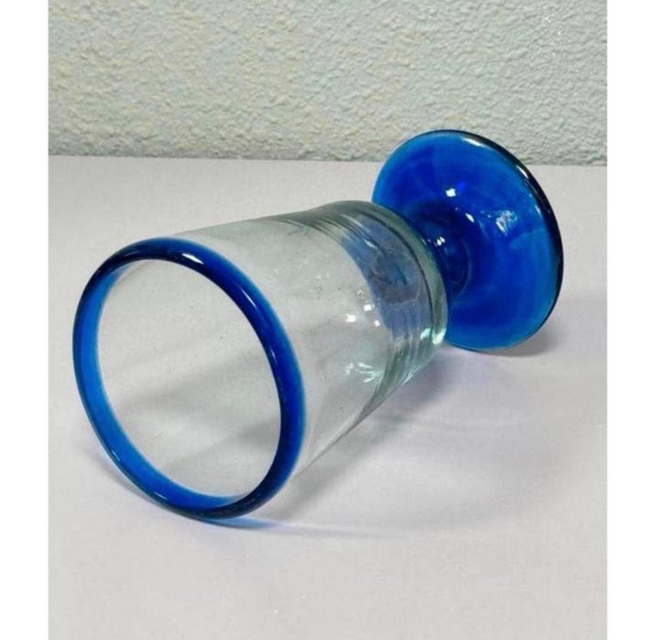 Mexicaanse mondgeblazen waterglas met blauwe rand mexico, Waterglas, Ophalen of Verzenden, Zo goed als nieuw, H