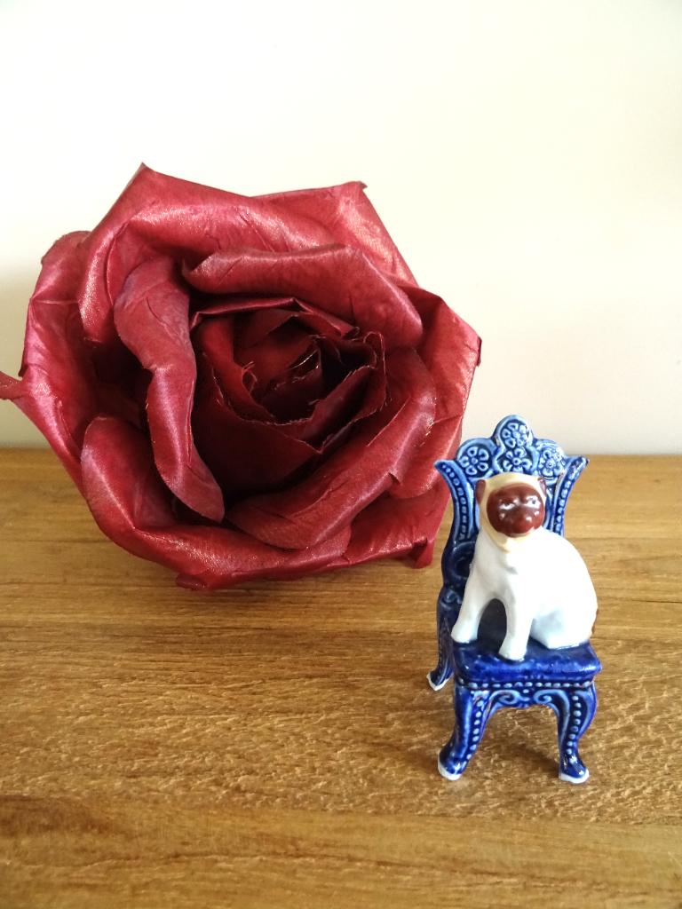 Prachtig zeldzaam miniatuur beeldje: mopshond op stoel, Verzenden, Gebruikt, Dier