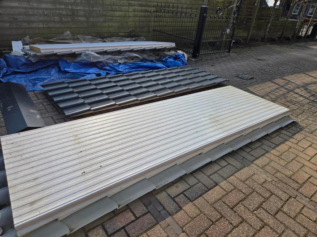 3 geïsoleerde dakplaten nieuw en ongebruikt, Zwart, Nieuw, 15 m² of meer, Metaal