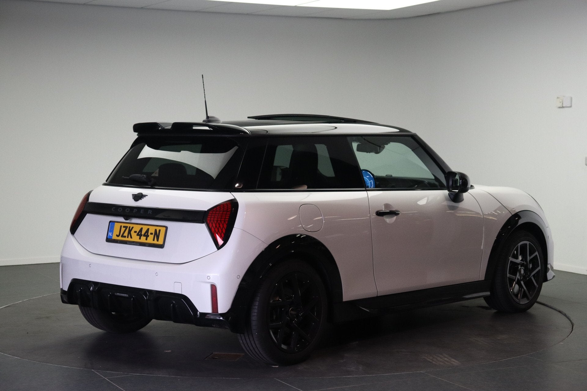MINI Hatchback Cooper C Automaat / JCW / Pakket M / JCW / Pa, Dealer onderhouden, 156 pk, Met garantie (alle), 4 stoelen