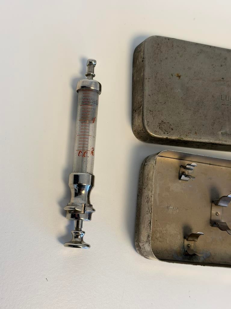 Antiek Glazen glas Medische Injectiespuit in blik 1940 LUC, Antiek en Kunst, Ophalen of Verzenden