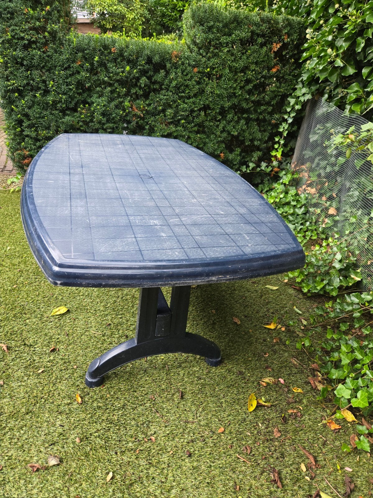 Gratis af te halen:  2x tafel + 3 stoelen, Tuin en Terras, Ophalen, Gebruikt, Ovaal, Kunststof