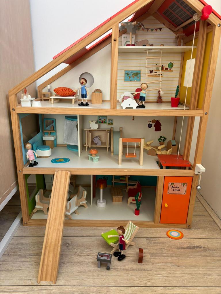 Groot houten poppenhuis met meubels en poppetjes, Ophalen, Zo goed als nieuw, Poppenhuis