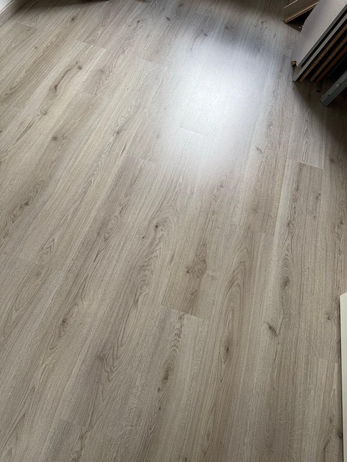 Lichtgrijze laminaatvloer / gratis op te halen, Doe-het-zelf en Verbouw, Vloerdelen en Plavuizen, Ophalen, 50 tot 150 cm, Zo goed als nieuw