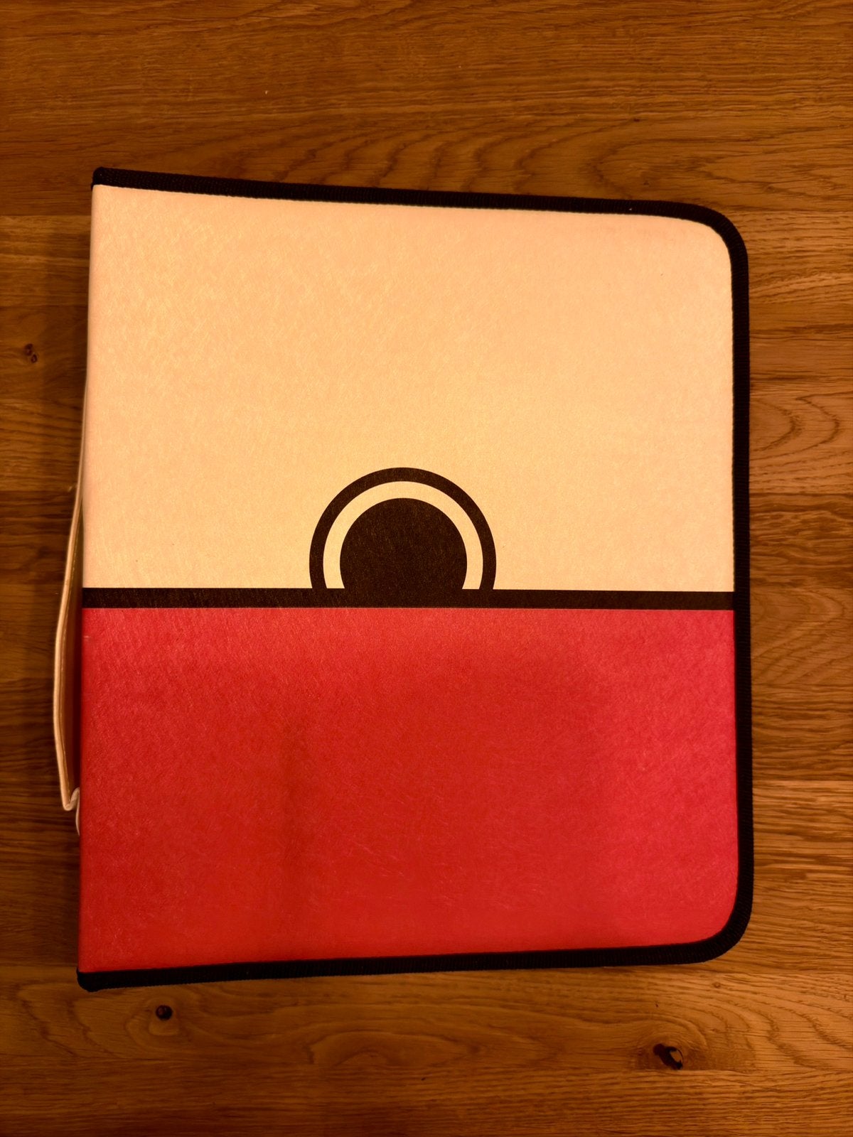Pokémon kaartenmap / verzamelmap – Pokéball design, Ophalen, Zo goed als nieuw, Boek of Catalogus