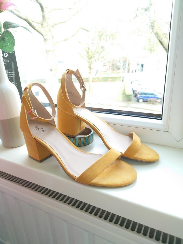 Sandalen met blokhak, Geel, Zo goed als nieuw, Sandalen of Muiltjes, Ophalen of Verzenden
