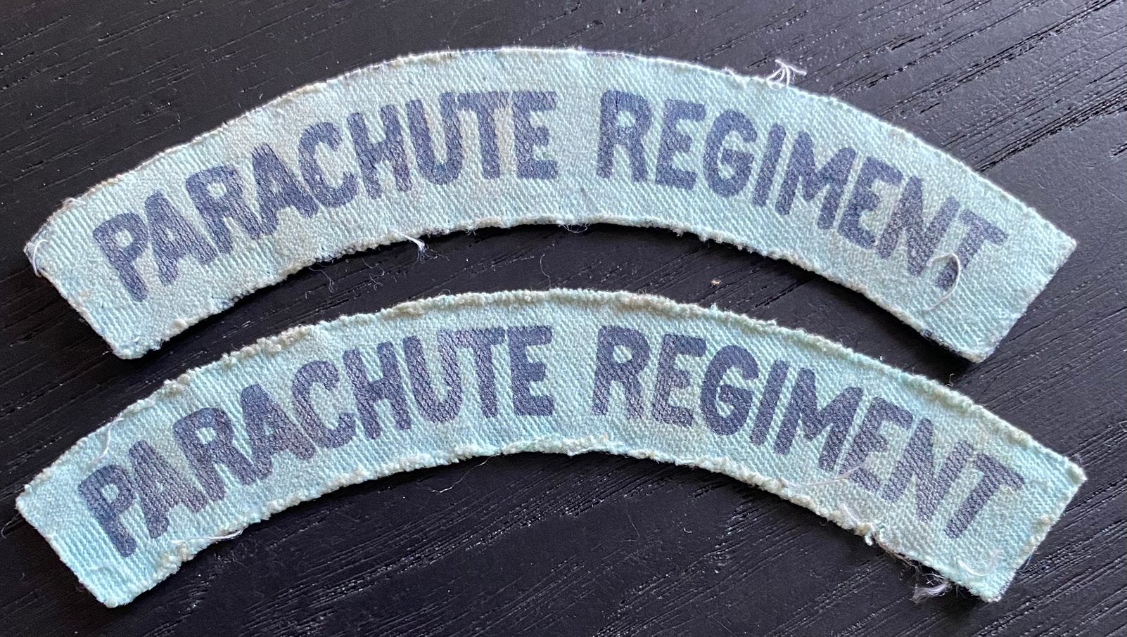 Britse Airborne “PARACHUTE REGIMENT” patches (paar), Ophalen of Verzenden, Landmacht, Engeland, Embleem of Badge