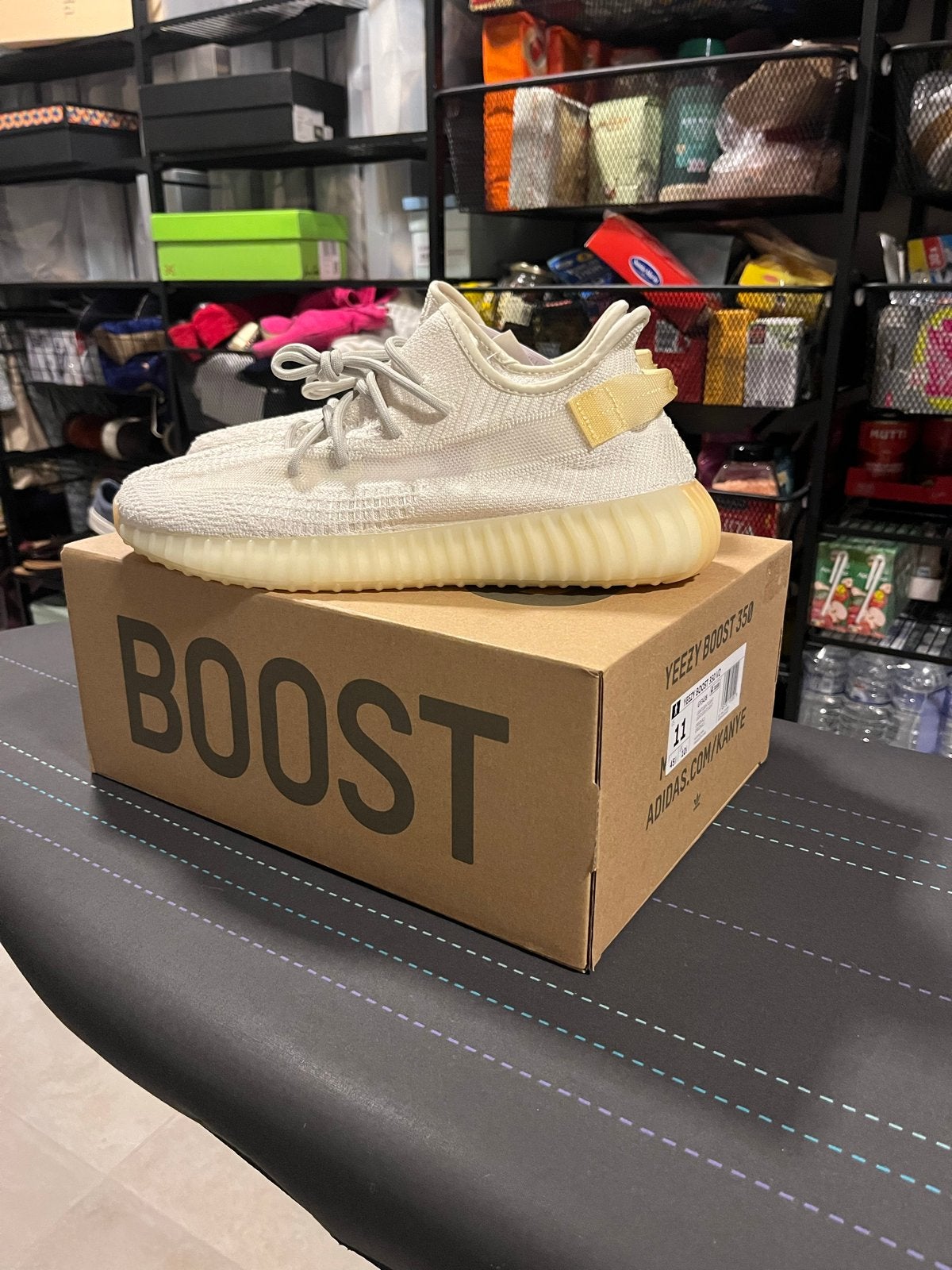 Adidas Yeezy Boost 350 V2 Light GY3438 - Maat 45 1/3, Kleding | Heren, Schoenen, Ophalen of Verzenden, Nieuw, Overige kleuren