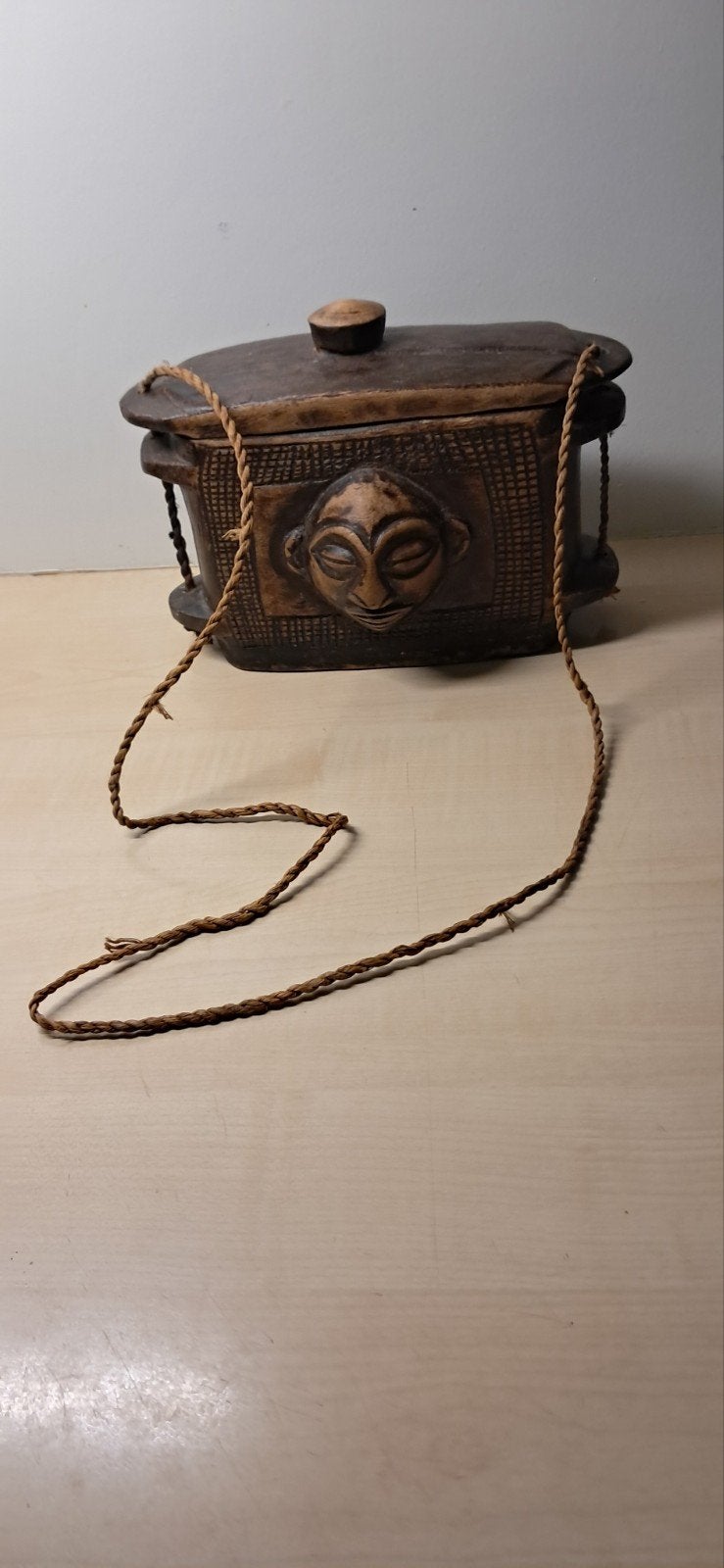 Antieke Afrikaanse houten doos met gezicht en touw, Hout, Bruin, Afrika, Doos