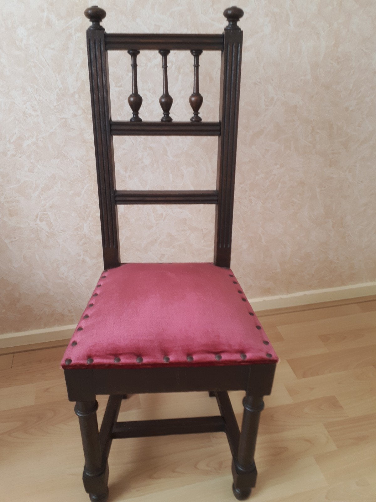 Antieke houten stoelen met rood fluwelen zitting (2 stuks), Ophalen