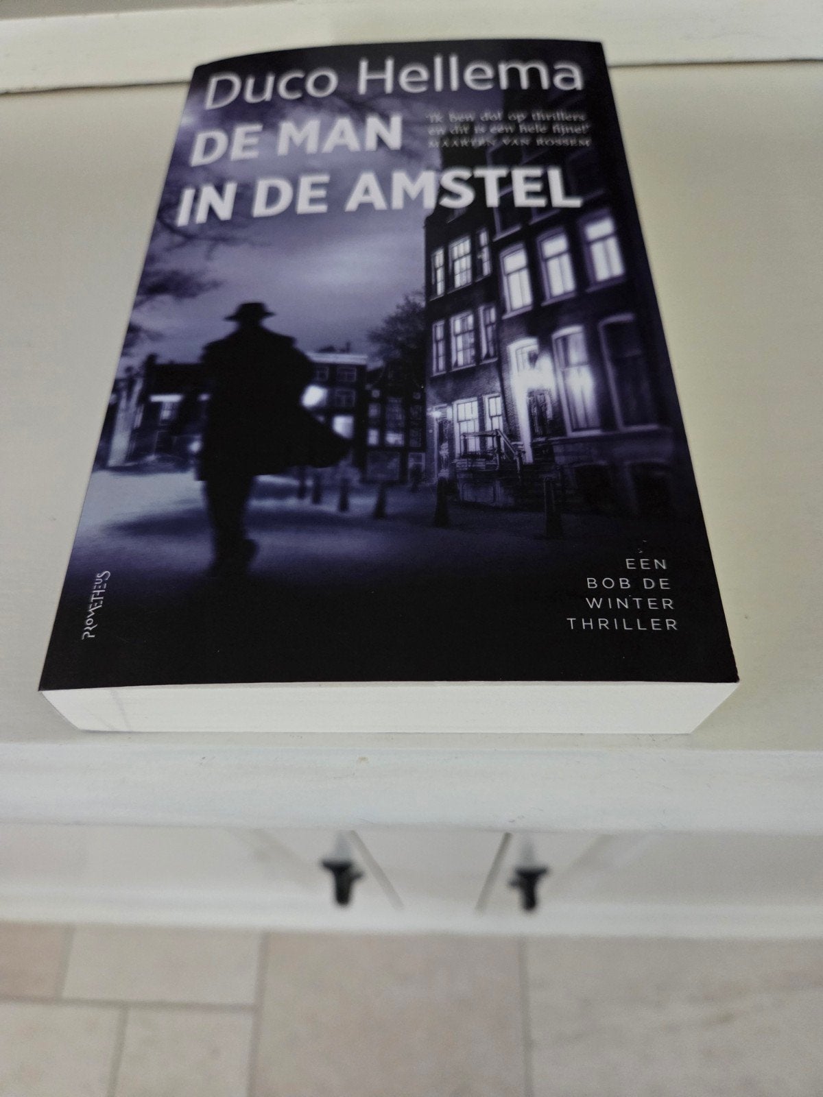 Duco Hellema - De man in de Amstel, Boeken, Ophalen of Verzenden, Gelezen