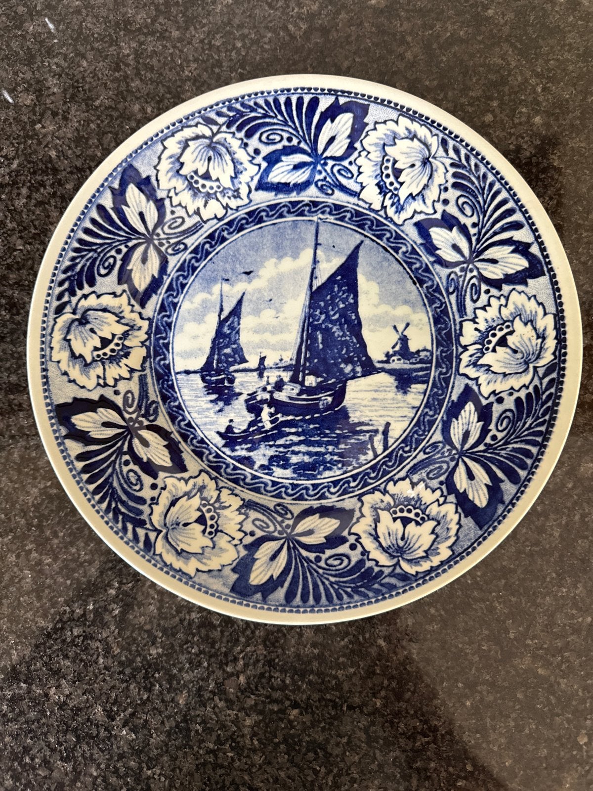 Delfts Blauw Boch bord met zeilschepen en molen, Antiek en Kunst, Antiek | Wandborden en Tegels, Ophalen of Verzenden