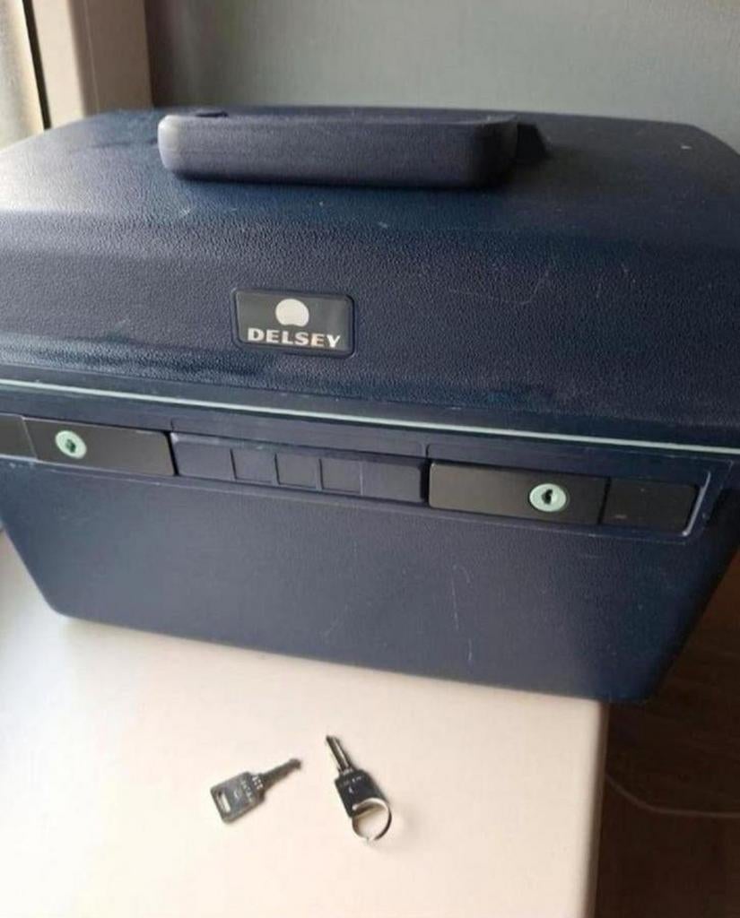 Delsey Beautycase Hardcase - Blauw met slot en spiegel, Sieraden, Tassen en Uiterlijk, Beautycases, Gebruikt, Blauw, Met slot