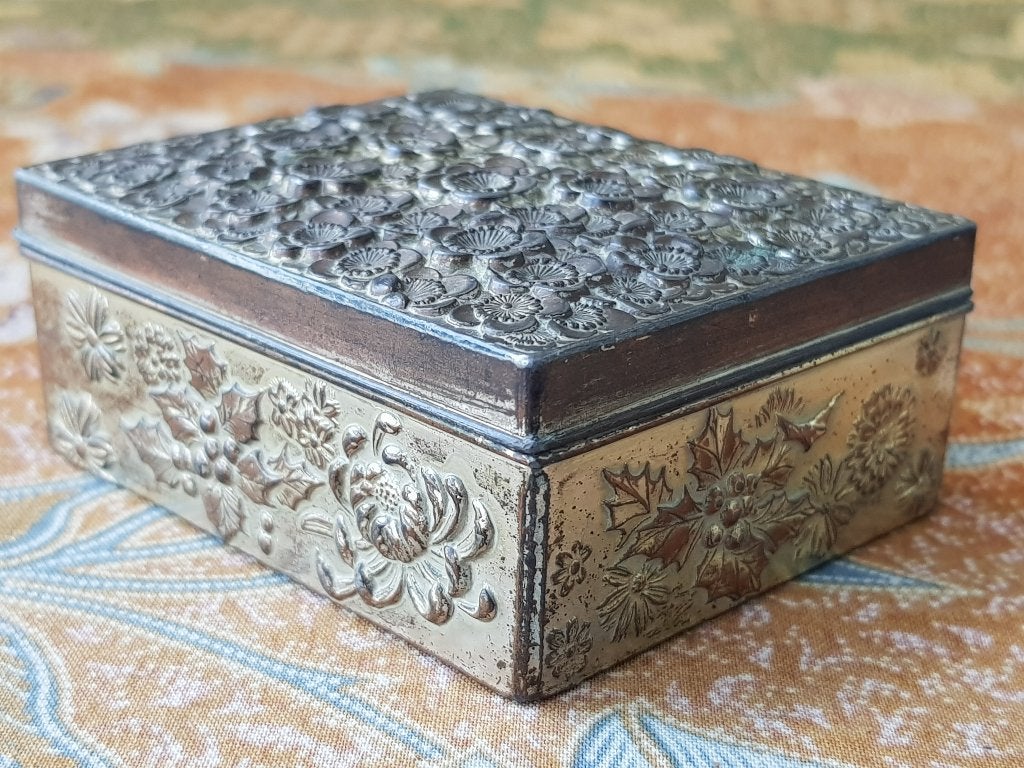 Mooi oud silverplate doosje uit Engeland met bloemen 7,6 cm.