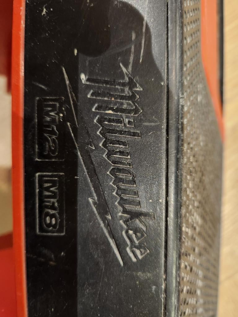 Milwaukee M12-18 JSSP Bouwradio - Bluetooth & IP54, Ophalen of Verzenden, Gebruikt, Minder dan 50 watt, Overige typen