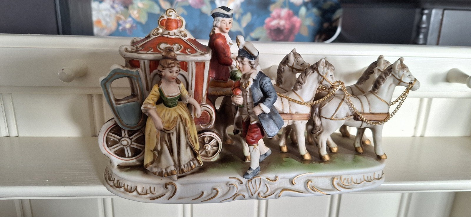 fleurige koets en passagiers, Ophalen of Verzenden, Zo goed als nieuw, Klassiek
