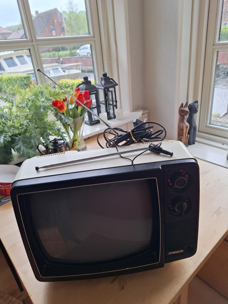 Vintage draagbare zwart-wit tv met antenne, Audio, Tv en Foto, Vintage Televisies, Ophalen of Verzenden, Gebruikt, Minder dan 40 cm