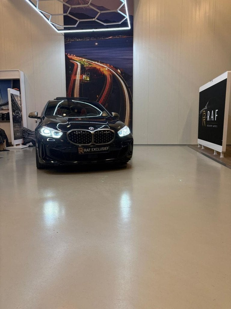 BMW 1-serie M135i xDrive High Executive, Auto's, BMW, 1998 cc, Gebruikt, 4 cilinders, Zwart