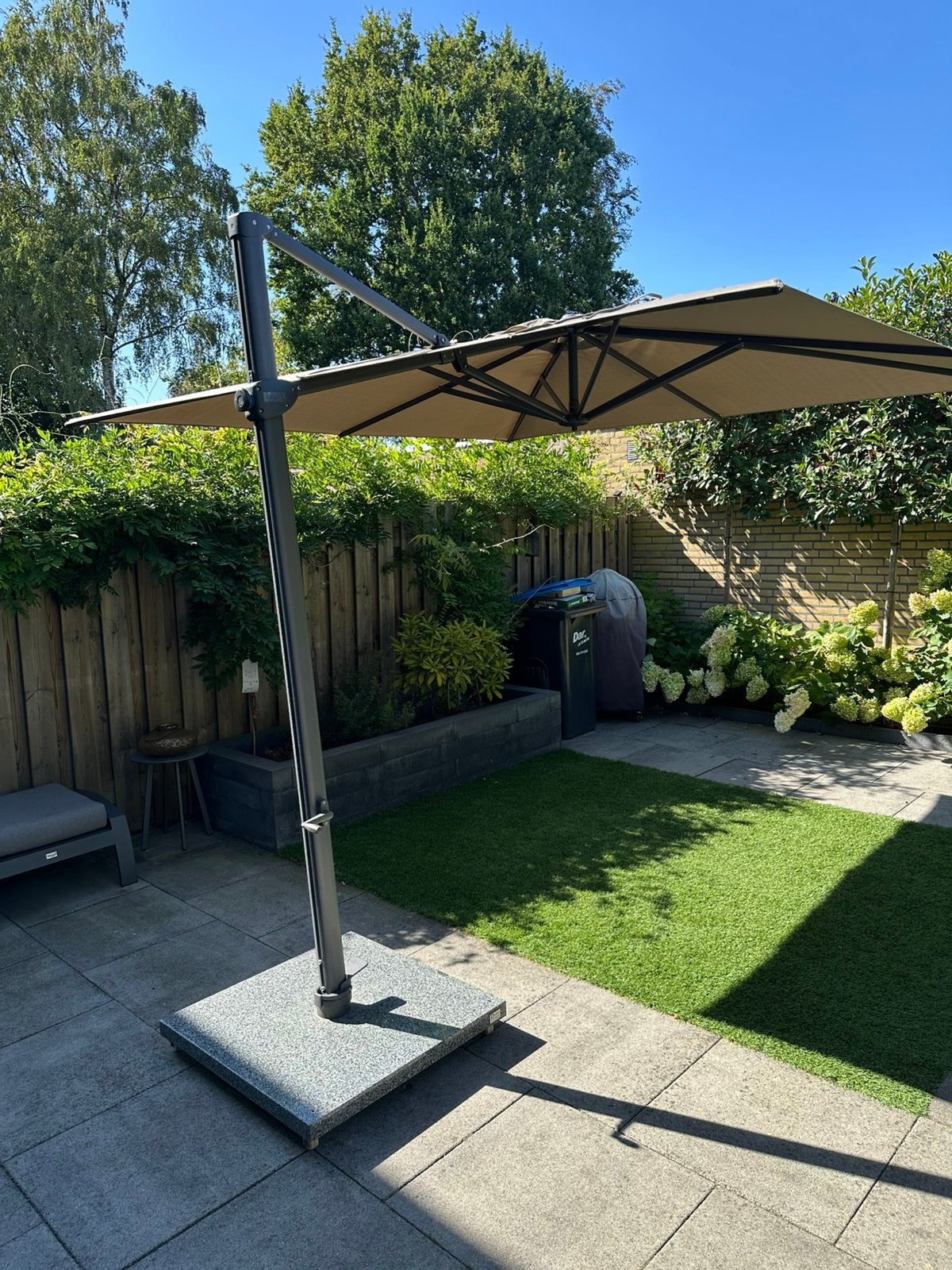 4 seasons siesta zweefparasol 300 x 300 taupe met 90kg voet, Tuin en Terras, Parasols, Ophalen, Zo goed als nieuw, Zweefparasol